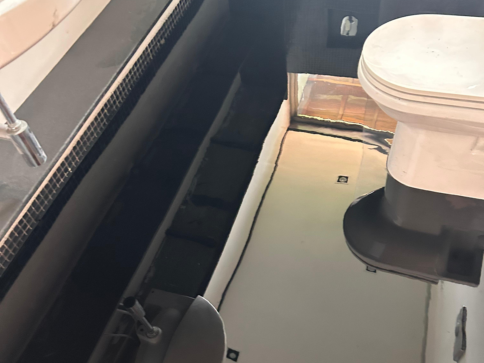 Piso Preto Epóxi em Banheiro Projeduau