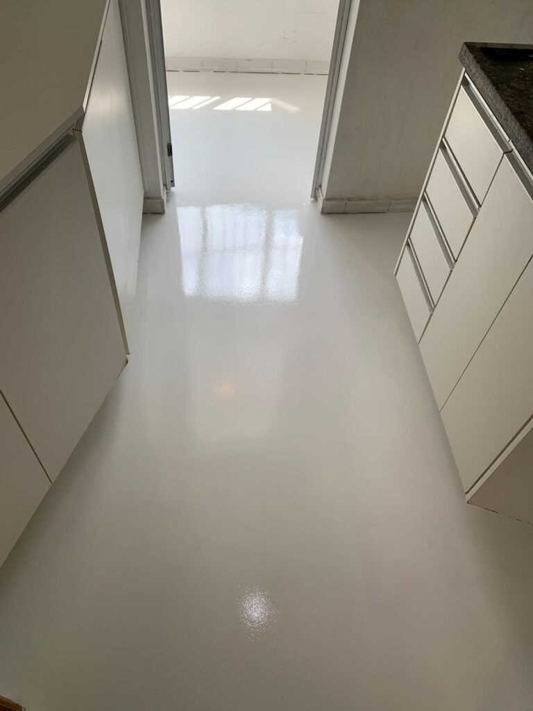 Piso Poliuretano Branco em Cozinha na Vila Sônia